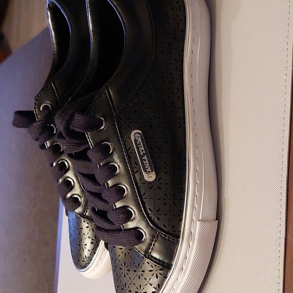 Woman's shoes